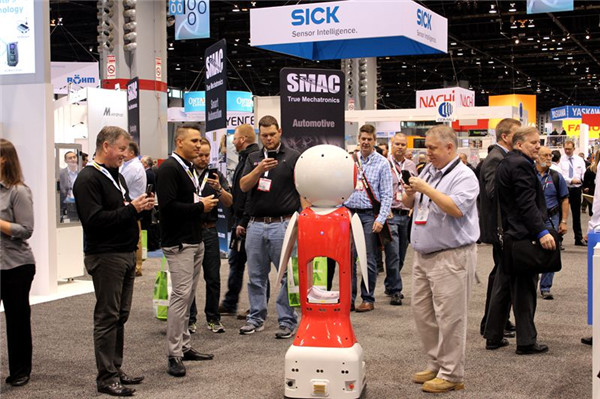 1491526240443605.jpg 人群中的松果服務(wù)機器人.jpg