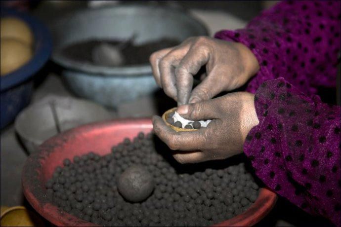 傳統(tǒng)煙花制造過程中存在生產(chǎn)環(huán)境惡劣、動強度大、危險等弊端