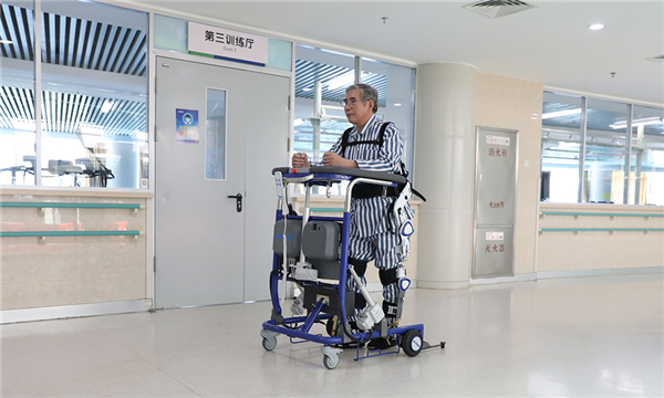 1654821281172338.jpg (圖)新松下肢外骨骼訓練器可配合醫院天軌懸吊系統或助行器,幫助用戶開展康復訓練2.jpg