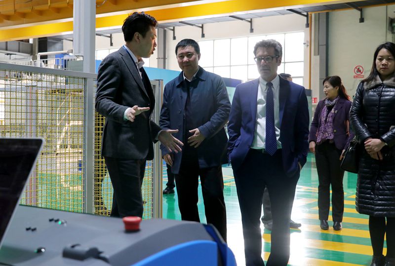 美國機器人協會會長杰弗瑞一行蒞臨新松參觀考察