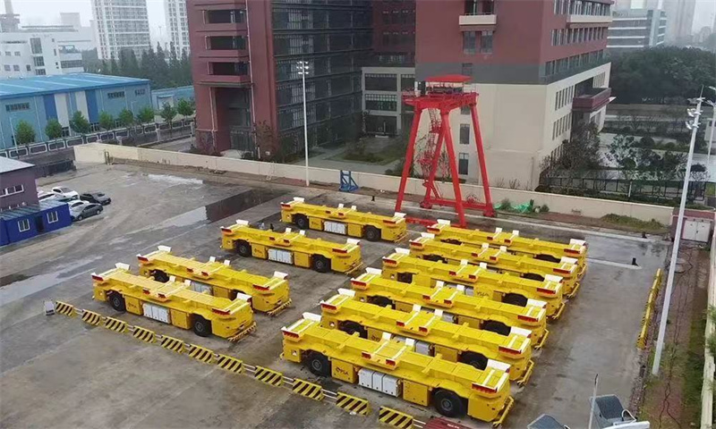 指尖新聞——【走進“國際沈”】連創里程碑！新松港口移動機器人海外累計交付超100臺，全球首臺空集裝箱堆碼機器人正式發布