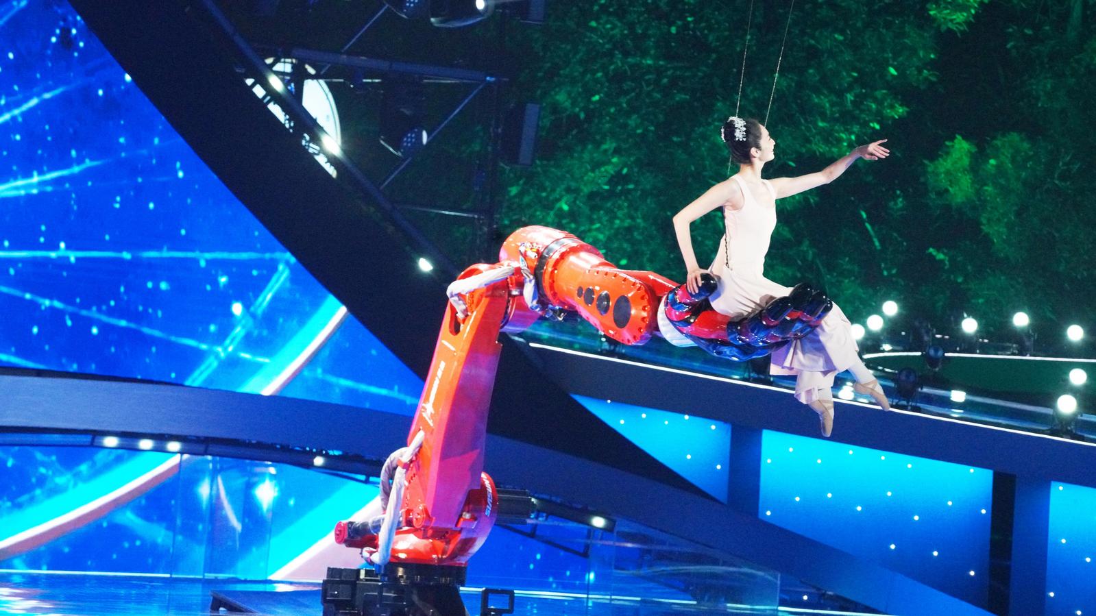 沈陽發布——新松機器人端午再“破圈”，人機共舞詮釋“奮楫家國”的科技力量