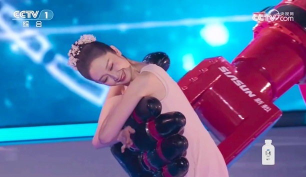 人民網——端午晚會再現人機共舞，這只“大手”來自沈陽新松